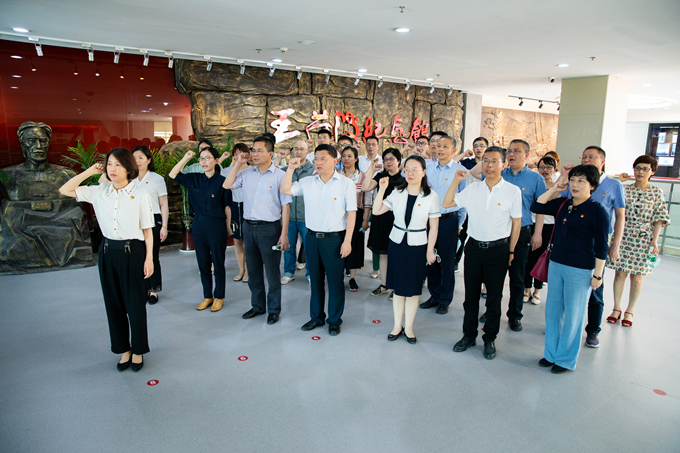 乐竞体育（中国）官方网站集团纪委组织赴王荷波纪念馆开展党风廉政教育2_副本.jpg