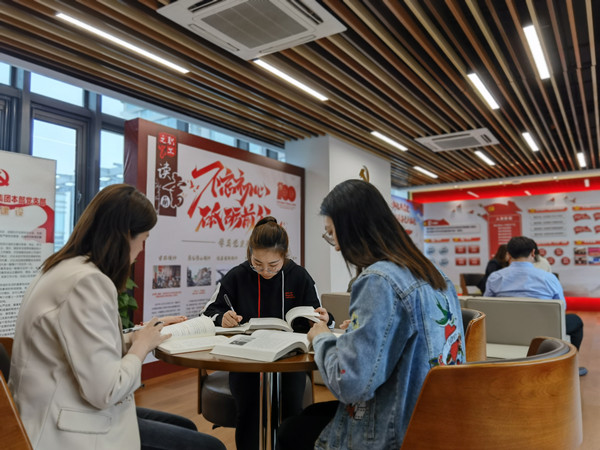 1661134976545879.jpg 读书角_副本.jpg