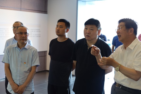 1686556380965721.jpg 与全国劳模卢克松亲切交谈_副本.jpg